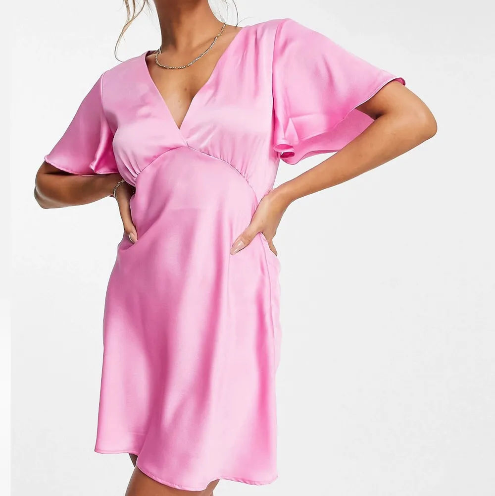 Jättesöt rosa klänning! Aldrig använd med prislappen kvar! Den är bekväm och luftig. Jättefin färg (det är skuggan från trädet som gör att den ser fläckig ut). Storlek M men sitter ganska bra på mig som vanligtvis har S. Klänningar.