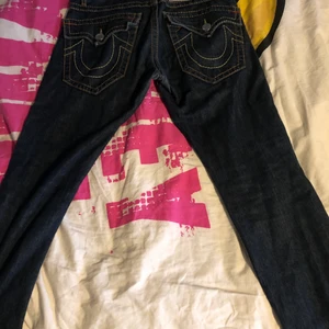 snygga true religion jeans - skit snygga true religion jeans som tyvärr inte passar mig, knappt använd!