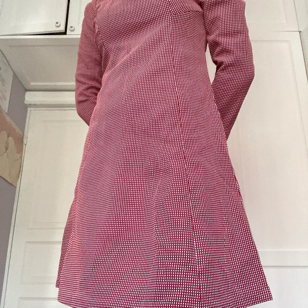 Säljer denna superfina klänning i 60-tals stil! Knappt använd från Beyond Retro. Sitter perfekt på mig som är strl 38, men finns ingen tagg på den då den troligen är egensydd. . Klänningar.