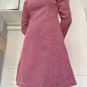 Säljer denna superfina klänning i 60-tals stil! Knappt använd från Beyond Retro. Sitter perfekt på mig som är strl 38, men finns ingen tagg på den då den troligen är egensydd. 