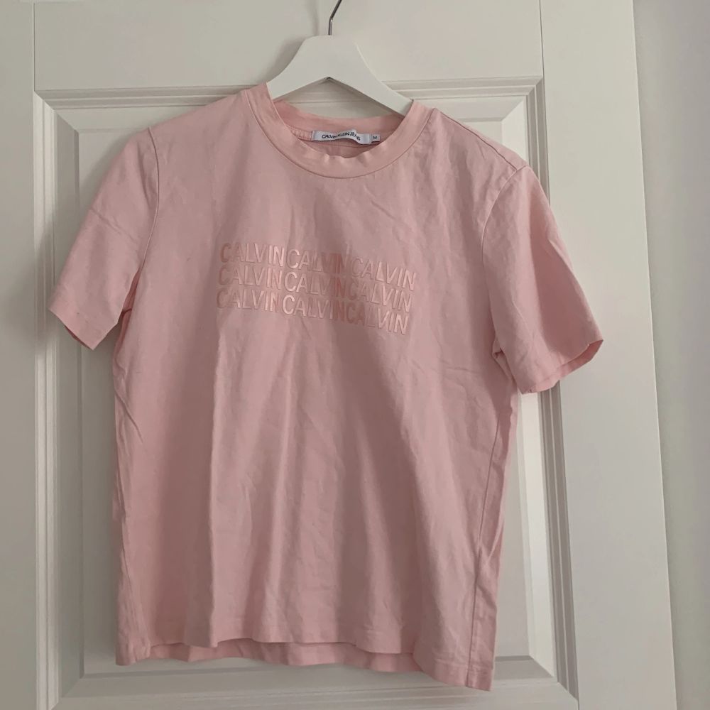 Fin, nästan aldrig använd T-shirt från CK. I väldigt bra skick! Fraktavgift tillkommer!!!. T-shirts.