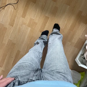 Gråa jeans - Gråa jeans från zara, högmidjade men funkar som midwaist men lite mer baggy, storlek 38 men passar 36 också. Jag är 171 