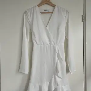 Super fin vit klänning från Nelly om jag inte minns fel