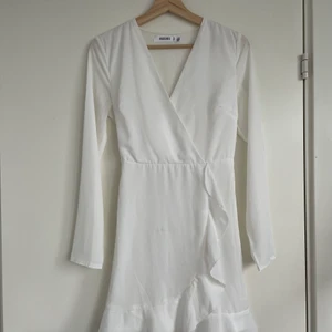 Student klänning - Super fin vit klänning från Nelly om jag inte minns fel