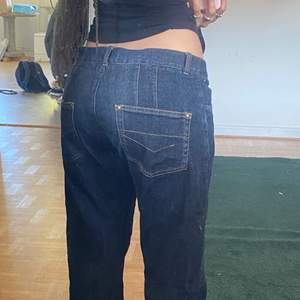 Baggy jeans från Units😜 Oklar storlek men innerbensmått- 80 och midjemått- 90. Köpare står för frakt på 66kr men kan även mötas i Västerås😋