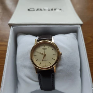 Casio klocka/armbandsur - Casio klocka aldrig använd behöver nytt batteri. Vattentålig, läder-rem, i helt perfekt skick 