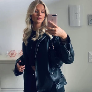 Skinnjacka - Linn Ahlborg x NA-KD  - En supercool skinnjacka från Linn Ahlborg x NA-KD. Går inte att köpa på hemsidan längre och är i storlek 36 men passar storlekar där runt omkring eftersom att den är oversized. Använd fåtal gånger. Köpt för 1000 kr.💗