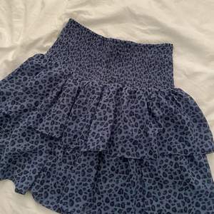 Säljer denna kjolen som jag köpte förra sommaren, använd fåtal gånger och är i fint skick. 