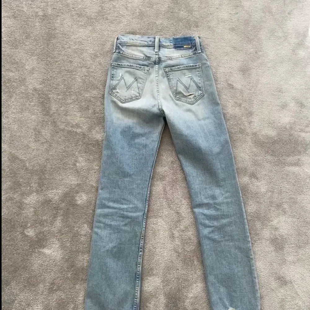 Supersnygga hela oanvända jeans från Mother i storlek 24. Nypris 3500kr💞🤗. Jeans & Byxor.