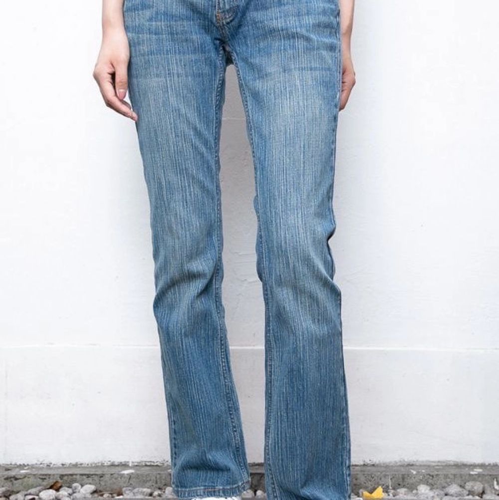 Säljer dessa brielle 90s jeans från brandy melville i storlek small. Säljs eftersom att dem inte kommer till användning . Jeans & Byxor.