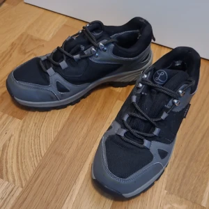Gray running shoes - Size 40 used and in rough shape running shoes. Feel free to contact us in Swedish or English. 