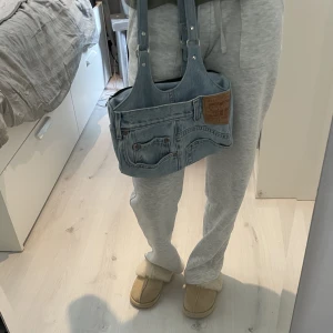 Väska  - Säljer denna fina väska då den aldrig kom till användning. Nyskick, kontakta för fler bilder! 