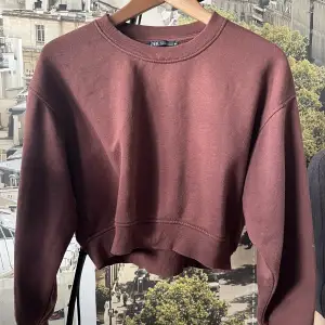 Brun croppad sweatshirt från Zara.