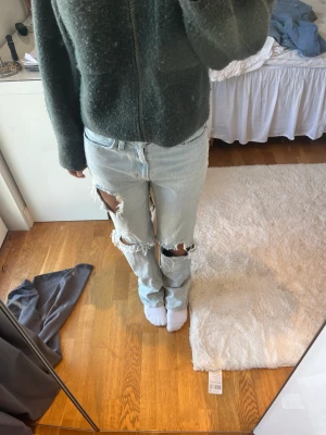 Ljus blå jeasn  - Ett par super snygga jeans från urbana outfitters, storlek 25. Köpta från Plick men komemr inte till användning längre💗
