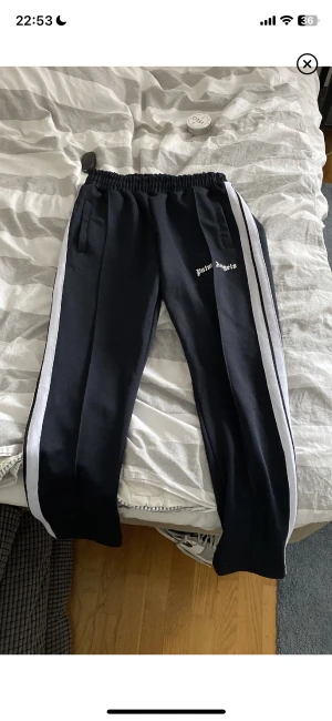 Palm angels byxor  - Svarta Palm angels byxor storlek l passar nog s och m också för bilder skriv qr kod finns ej kvitto 