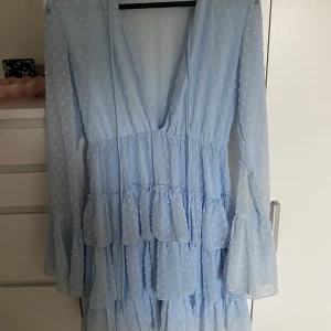 Blå sommarklänning - Drömmig sommarklänning som jag inte får användning av längre. Köptes för cirka 1 år sedan på Boohoo. Skriv meddelande för fler bilder 🌸