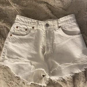 Jeansshort - Jeans shorts från Zara, köpta förra sommaren men har blivit för små så kan inte använda dom längre.. Strl S, säljer för 200kr + frakt 
