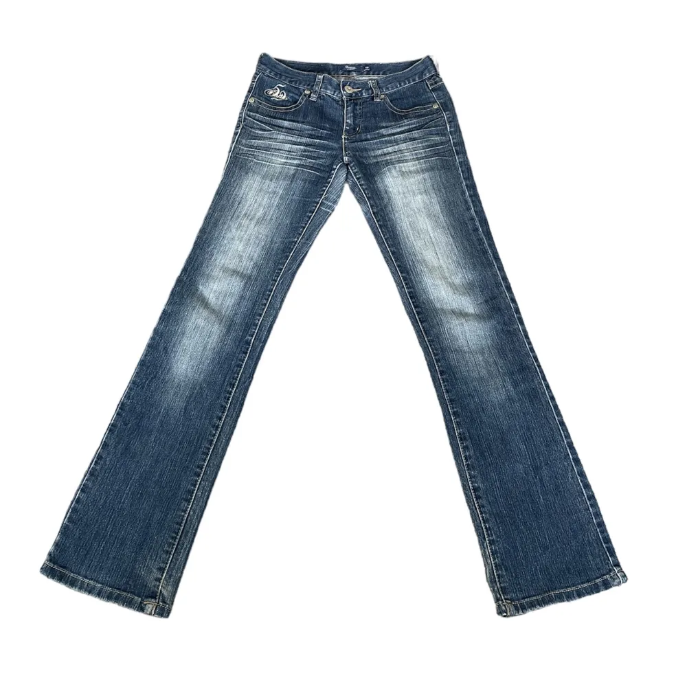 lågmidjade blåa straightleg jeans med snygga fickor. midjemått 74 cm, innerbenslängd 74. Jeans & Byxor.