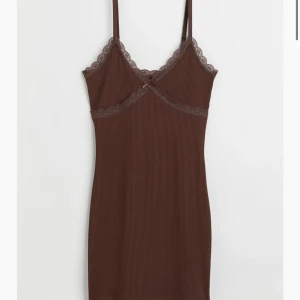 Jättefin brun klänning från H&M - En jättefin sommarklänning från H&M. Bara använd ett par gånger och är i väldigt bra skick. Nypris ligger på 149kr, frakt ingår ej