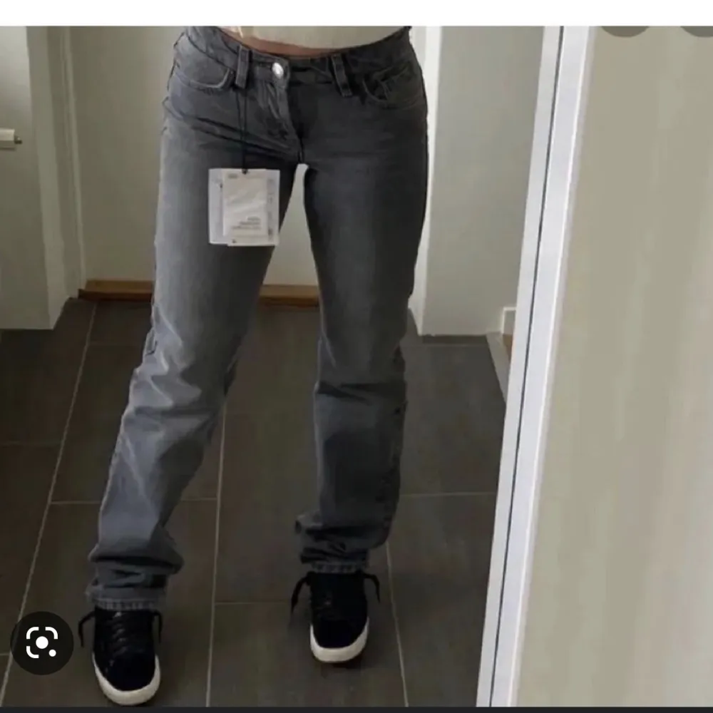 Så snygga gråa straight zara jeans. De är i storlek 34 och passar mig som är 165 perfekt i längden💕 Köp direkt för 250 eller skriv för egna prisförslag☺️. Jeans & Byxor.
