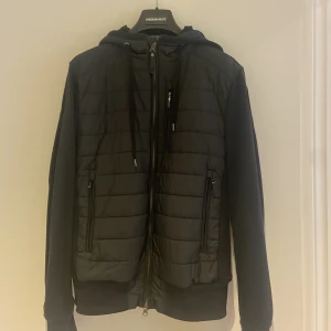 Para jumper Fleece/cardigan - Parajumper Fleece/cardigan som jag köpte i våras. Säljer pga att precis köpt ny jacka. Den är i 8/10 cond och passar perfekt nu till hösten. Kostar 3550 på miinto. Hör gärna av er för mer frågor/bilder. Pris kan diskuteras vid snabb affär☺️