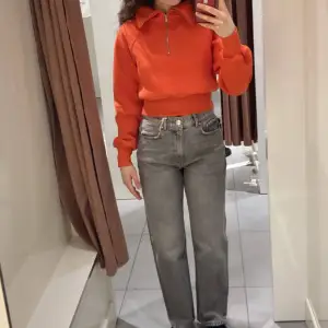 Helt oanvänd tröja från Gina tricot i edgy orange färg! Storlek S 