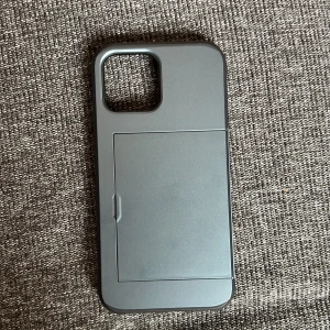 Iphoneskal med korthållare - Köpte nyligen men hade köpt fel storlek…Iphone 13 pro max är detta.