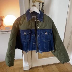 Zara jacka - Säljer denna jacka från zara. Aldrig använd! Storlek: xs. Nypris: 700kr.
