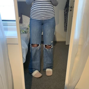 Jeans  - Jeans med hål i knäna. Endast använda fåtal ggr så är i mycket fint skick. Inga defekter eller tecken på användning.