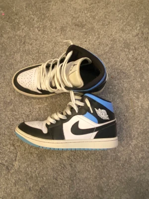 Air Jordan 1 mid - Hej säljer nu mina Air Jordan 1 mid i färgen black/white university blue. Storlek 40. Skorna är i hyfsat skick. Säljer dom pga att dom är för små för mig. Nu pris 3799. Mitt pris 900.Tveka inte på att höra av dig vid intresse!