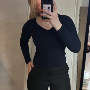 Tröja från mango i strl S - Marinblå tröja från Mango i strl S, jätteskönt material, fint skick💗💗