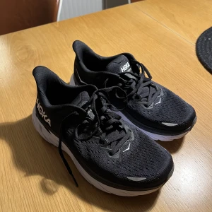 Hoka skor dam - Clifton 8 black / white  EU 36  Säljes pga för stora. Är stora i storleken Använda 2 ggr inomhus 