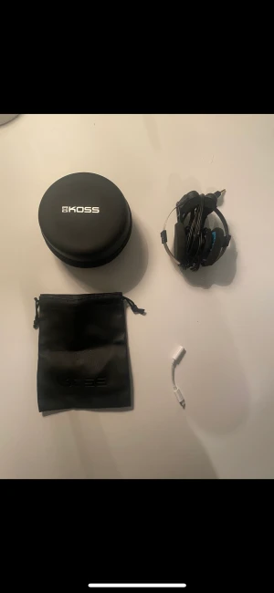 Koss hörlurar  - Koss porta pro hörlurar, aldrig använda💞Sakern på bild ett köpte allting för ungefär 600 kr och du får självklart med allt
