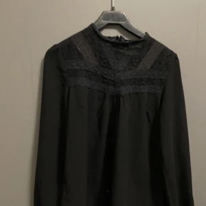 Svart blus - En fin svart blus, med ett tunt och somrigt material men fint mönster uppetill! Väldigt fin, från Cubus 
