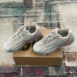 Adidas Yeezy 700 V2 - Size: 10.5 / 44.2/3