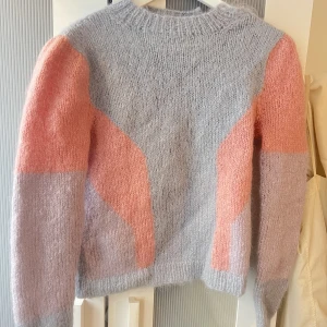 Stickad tröja❤️‍🔥❤️‍🔥 - Superfin stickad tröja i ullblandning❤️‍🔥❤️‍🔥köpt secondhand så det står ingen storlek, men passar s/xs😊😊köp direkt för 100+ frakt