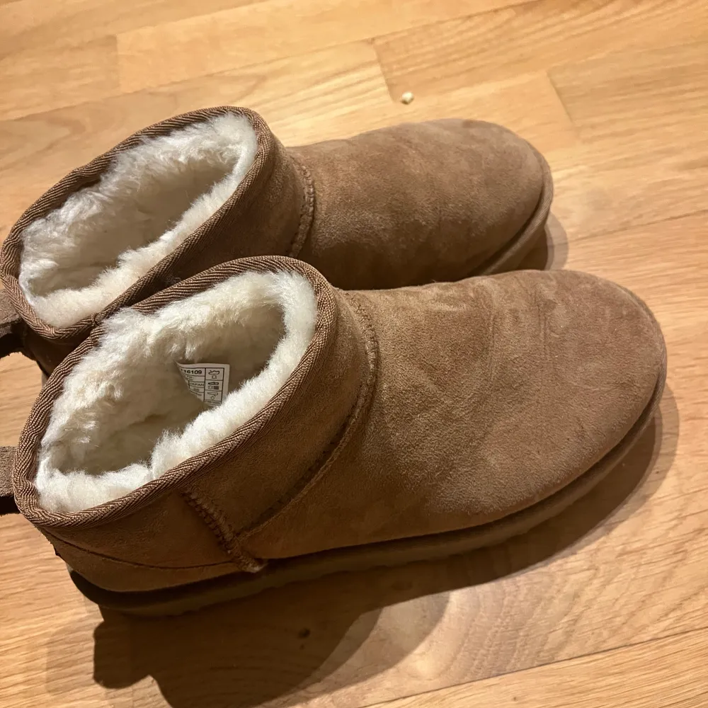 Låga uggs (lägsta modellen)  Knappt använda som syns på undersidan. Skor.