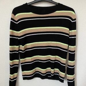 Långärmad topp - Skön finstickad långärmad topp jag köpte på secondhand 2021 men som från början kommer från H&M. Jag har knappt använt den vilket är varför jag säljer den, alltså är den i bra skick! Storleken är L men för mig som är M har den passat bra 🧚‍♀️