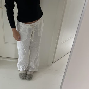 Vita linnebyxor💕💕 - Jättefina vita linnebyxor ifrån Roxy! Säljer dessa då de är för stora för mig, därav aldrig använda. Beiga snören i midjan, det går alltså att dra åt. Två fickor fram och bak🥰perfekt nu till vår och sommar!❤️‍🔥(stryks innan det skickas)