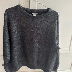 Glittrig tröja - Säljer denna glittriga topp för 50kr + frakt📦😍