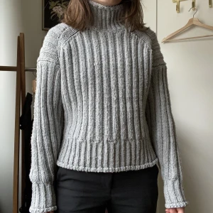 Stickad tröja  - Varm och skön tröja från h&m. En aning nopprig, men det är inget man tänker på :) 