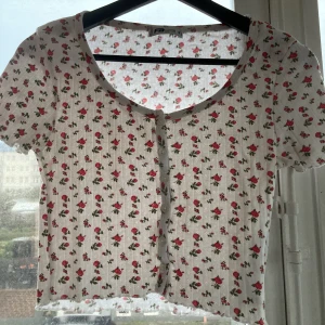 Topp - En super söt topp perfekt till sommaren. Även denna är semlan andvänd men ett super skönt material som är väldigt stretchigt. 