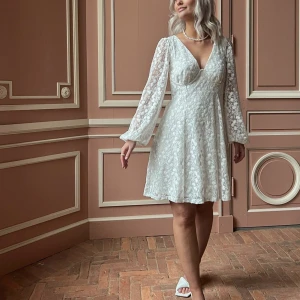 Studentklänning  - Studentklänning från Gina tricot. Storlek 38. Säljer på grund av för liten storlek, helt ny endas provad. Slutsåld på hemsidan, nypris 699kr. Köparen står för frakten