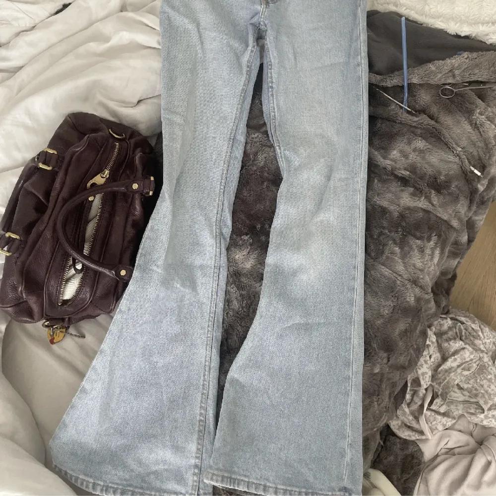 Säljer dessa snygga zara jeans då dom ej passar i storleken! Bud: 410kr. Jeans & Byxor.