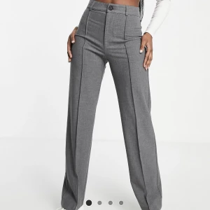 Gråa kostymbyxor - Säljer dessa byxorna då dem tyvärr var för små. Helt oanvända från pull &bear. Köpta för 369kr.  