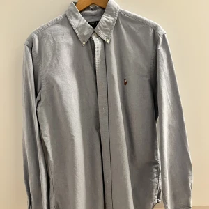 Ralph Lauren Skjorta - Ralph Lauren skjorta ljusblå. Köpt på Ralph Lauren i Orlando. Sparsamt andnöd, inga defekter eller skönhetsfel.  HMU vid frågor eller fler bilder❤️