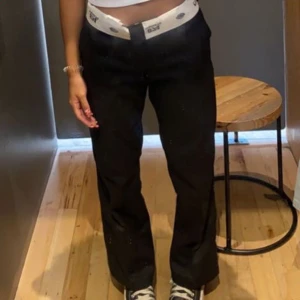 dickies 874 - (Lånad bild) säljer alldeles nya dickies 874 pga att de är lite för korta för mig 🤍 helt oanvända och supersnygga!! Nypris 600, säljer för 450. Passar nog bättre någon som är runt 165! 