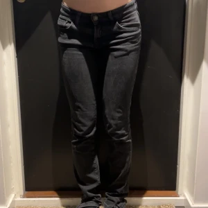 low waist jeans 💋💋 - säljer nu mina jeans ifrån Zalando jag köpte förra julen. Jeansen är i storlek 34 och har längden från midjan och ner, 100cm. Jeansen är inte längre tillgängliga att köpa genom appen och säljer därför de för 200kr! Köptes för 359kr. Kom privat för med inf