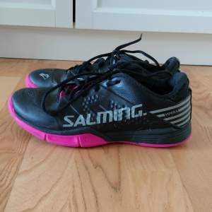 Träningsskor från Salming Liten skada på ena skon men utöver det bra kvalite.  Storlek 38 Mitt pris: 150kr