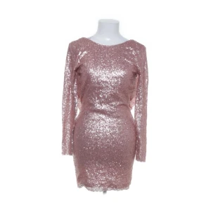 Glittrig klänning - Jättefin klänning från Rebecca stella! Aldrig använd bara testad💞